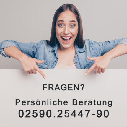 Eine lächelnde Beraterin zeigt auf ein Schild mit der Telefonnummer 02590 25447-90 für persönliche Hilfe rund ums Becher bedrucken.