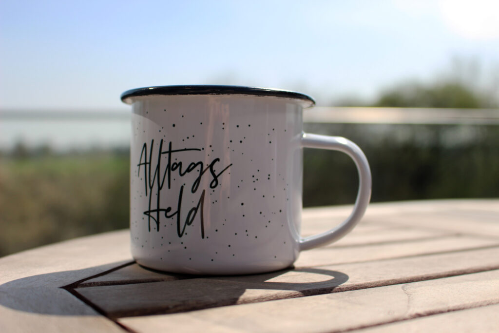 Emailebecher-18-Oz-blauer-rand-2-scaled-1.jpg Emailebecher-18-Oz-blauer-rand-2-scaled-1.jpg