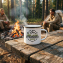 Emaillebecher mit schwarzem Rand und Logo beim Camping am Lagerfeuer vor einem Zelt