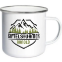 Emaillebecher 480 ml weiß mit silbernem Rand, bedruckt mit Berg-Logo und Namen, freigestellt