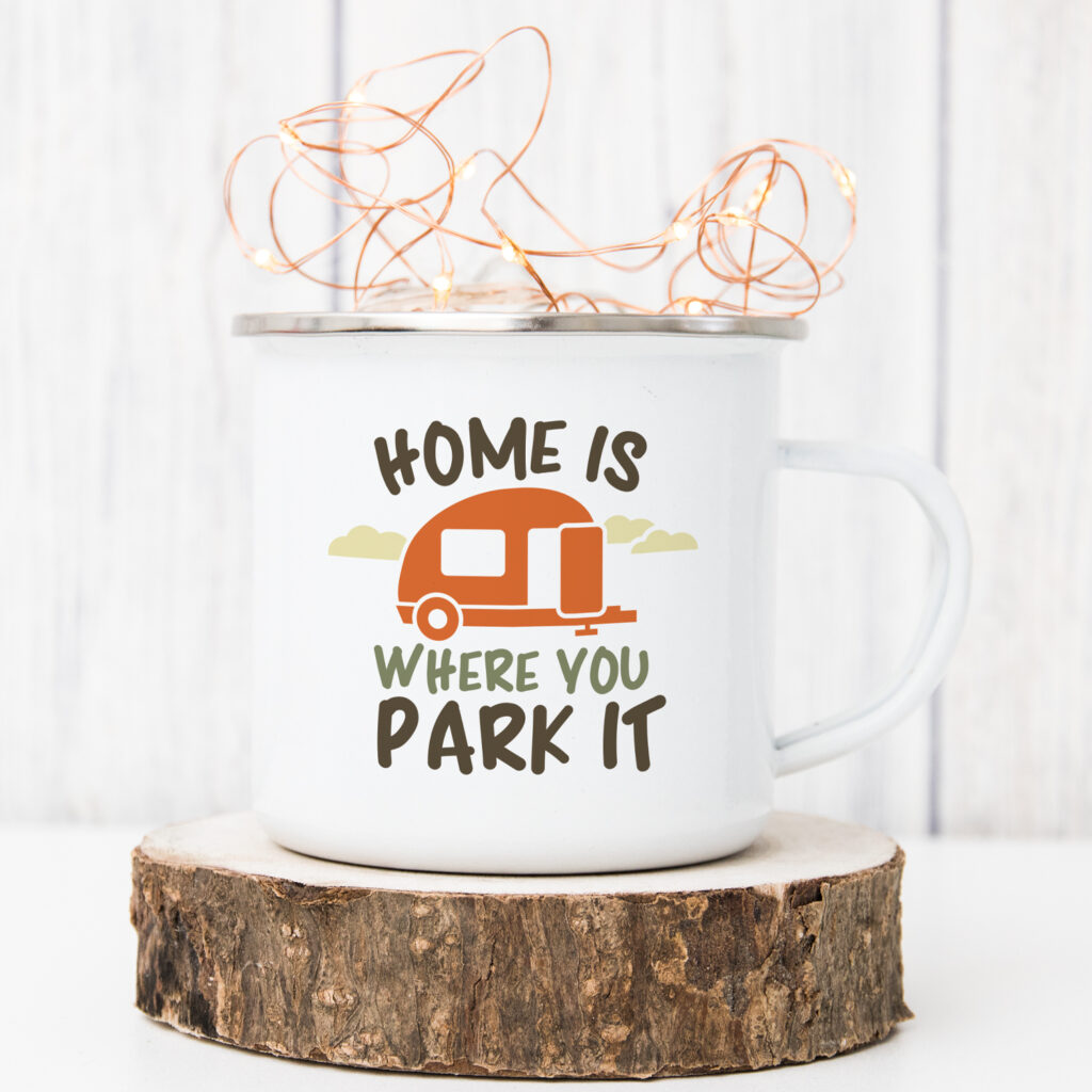 Weißer Emaillebecher mit Camping-Spruch und Wohnwagen-Illustration – robuster Emaillebecher mit Druck für Outdoor-Fans.