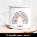 Weißer Emaillebecher mit silbernem Rand und pastellfarbenem Regenbogen-Design, darunter Platz für einen Namen – liebevoller Emaillebecher mit Druck zum Personalisieren.