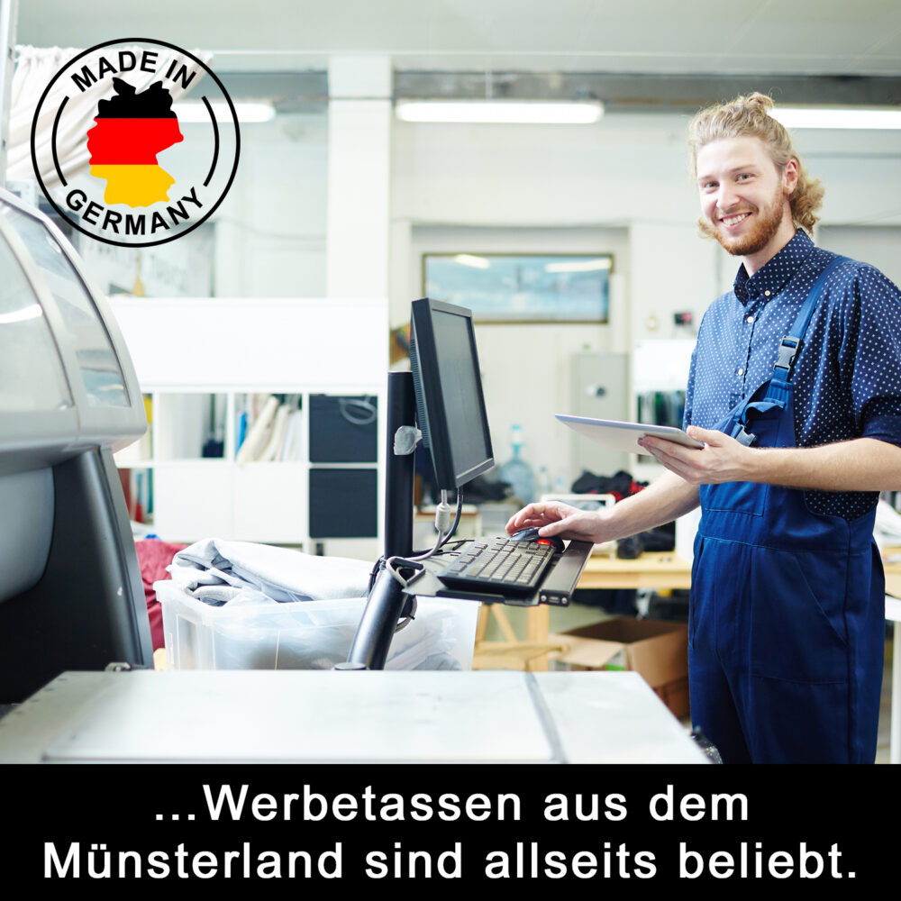 Bedruckt in Deutschland In einer deutschen Manufaktur lächelt ein Mitarbeiter vor dem Computer neben einem „Made in Germany“-Siegel, während Tassen gefertigt werden.