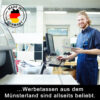 In einer deutschen Manufaktur lächelt ein Mitarbeiter vor dem Computer neben einem „Made in Germany“-Siegel, während Tassen gefertigt werden.