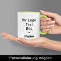 Zwei Hände halten eine weiß-hellgrüne Keramiktasse, die Logo, Text, Bild und Name aufnehmen kann – anschauliches Beispiel für kaffeetassen bedrucken