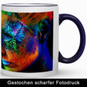 Weiß-kobaltblaue Keramiktasse mit farbintensivem Porträt­motiv in gestochen scharfer Druckqualität – Beispiel für brillanten Fotodruck auf einer Keramiktasse