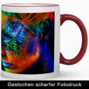 Weiß-bordeauxrote Merchandise Tasse mit farbstarkem Porträt-Print in gestochen scharfer Qualität – demonstriert hochwertigen Fotodruck auf einer Merchandise Tasse