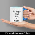 Hände halten Tasse Max mit Henkel in Cambridge Blau, Aufschrift „Ihr Logo, Text, Bild + Name“ – Personalisierung möglich