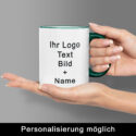 Hände halten Tasse Max mit Henkel in Dunkelgrün, Aufschrift „Ihr Logo, Text, Bild + Name“ – Personalisierung möglich