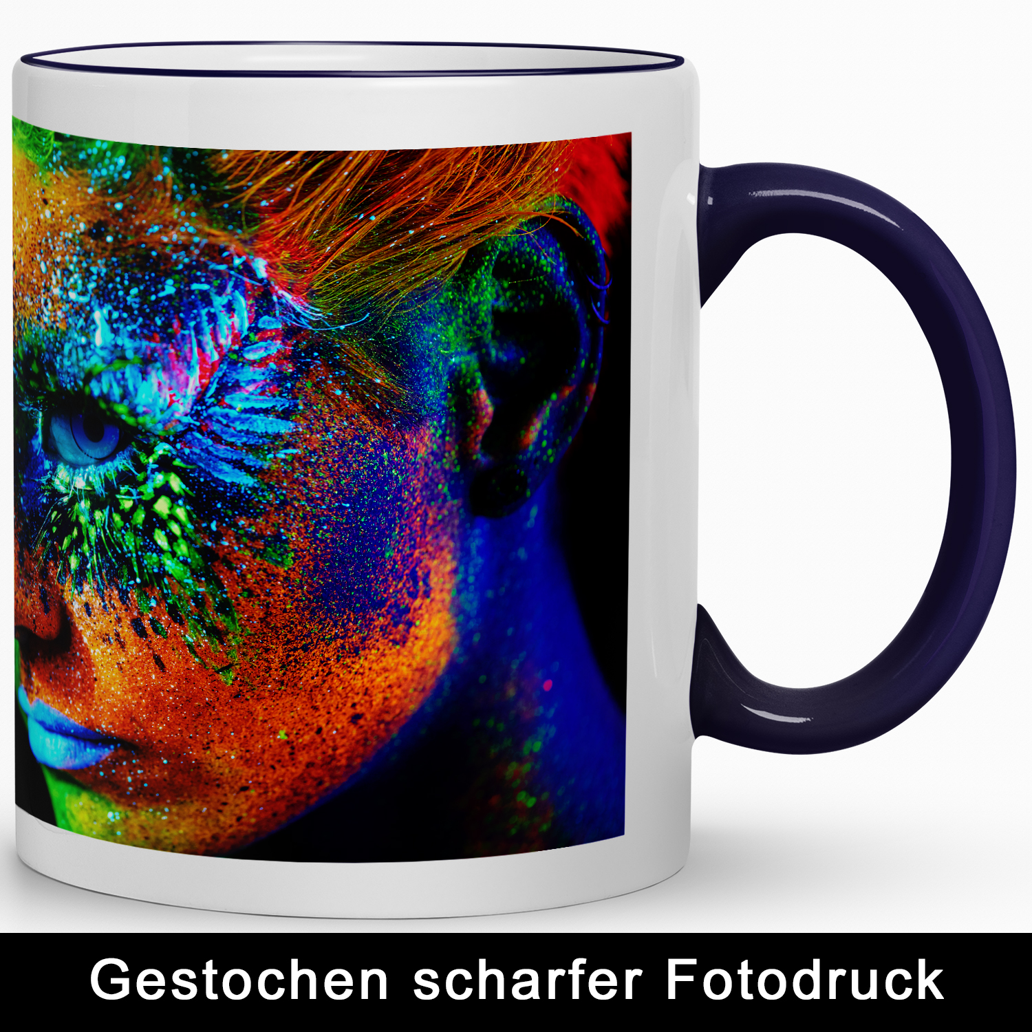 Keramiktasse Max kobaltblau – scharfer Fotodruck Keramiktasse Max mit Henkel in Kobaltblau und farbintensivem Porträt als Beispiel für gestochen scharfen Fotodruck