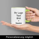 Zwei Hände halten eine weiße Keramiktasse mit hellgrünem Henkel; Logo, Text, Bild und Name können individuell als Tasse mit Aufdruck gestaltet werden