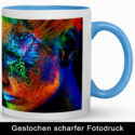 Weißer Becher mit hellblauem Henkel zeigt einen farbintensiven Porträt-Fotodruck in hoher Auflösung, der die Druckqualität beim tassen bedrucken lassen demonstriert