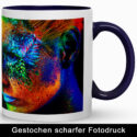 Weißer Becher mit kobaltblauem Henkel und brillantem, farbstarkem Porträtmotiv demonstriert die gestochen scharfe Druckqualität beim Tassen bedrucken Logo