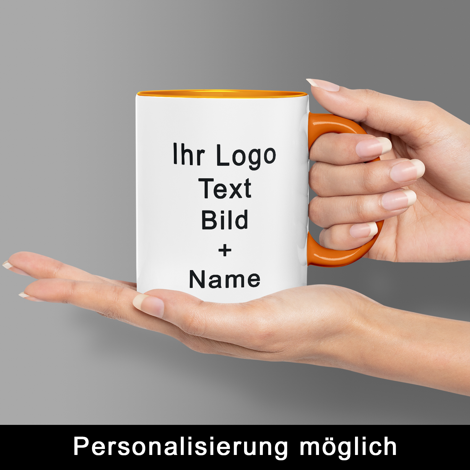 Tassen bedrucken mit Logo – personalisierbar Zwei Hände halten einen weiß-orangen Keramikbecher, auf dem Logo, Text, Bild + Name möglich sind – anschauliches Beispiel für tassen bedrucken mit logo