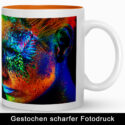 Weiße Tasse mit orangefarbener Innenseite zeigt gestochen scharfen, farbintensiven Fotodruck eines Gesichts – tassen bedrucken Werbemittel