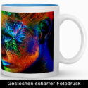 Weiß-hellblaue Kaffeetasse mit farbintensivem, gestochen scharfem Fotodruck eines Neon-Porträts – Beispiel für hochauflösenden Druck auf Werbeartikel-Tassen