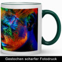 Weiß-dunkelgrüne Werbetasse mit farbstarkem Porträt-Print in gestochen scharfer Qualität – demonstriert Fotodruck auf einer Werbetasse günstig bedrucken