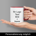 Zwei Hände halten eine weiß-rote Keramiktasse, die Platz für Logo, Text, Bild und Namen bietet – ideales Beispiel für werbetassen mit druck günstig