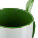 Weiße Keramiktasse mit grünem Innenbereich in Detailansicht – ideal zum Tassen bedrucken beidseitig.