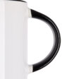 Nahaufnahme des schwarzen Henkels einer weißen stapelbaren Keramiktasse – ideales Beispiel für tassen werbegeschenk logo.