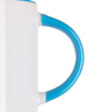 Nahaufnahme des hellblauen Henkels einer weißen stapelbaren Keramiktasse – typischer werbemittel Becher für bedruckte Logos.