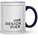 Frontale Ansicht einer weißen Tasse mit kobaltblauem Henkel und Leerfeld „Ihr Design hier“ – ideale Vorlage zum Gestalten einer Keramiktasse