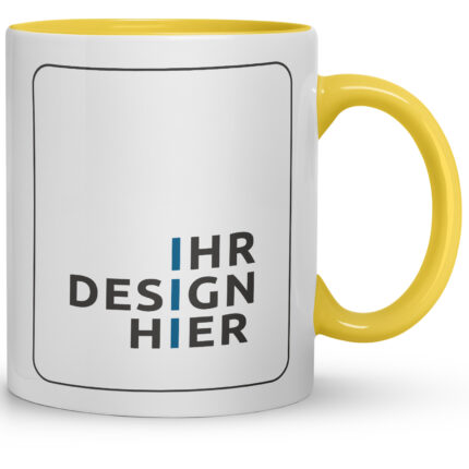 Frontale Ansicht einer weißen Keramiktasse mit gelbem Henkel und großem leerem Druckfeld „Ihr Design hier“ – ideale Vorlage für eine personalisierte Orca Coatings Tasse