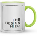 Frontale Ansicht einer weißen Keramiktasse mit hellgrünem Henkel und großem leerem Druckfeld „Ihr Design hier“ – ideale Vorlage, um eine eigene Tasse mit Aufdruck zu entwerfen