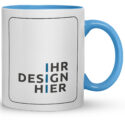 Frontale Blanko-Ansicht einer weißen Tasse mit hellblauem Henkel und großem Druckfeld „Ihr Design hier“, bereit für ein individuelles tassen bedrucken lassen