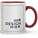 Frontale Ansicht einer weißen Tasse mit rotem Henkel und großem leerem Druckfeld „Ihr Design hier“, bereit für ein individuelles Motiv – praktische Blanko-Vorlage bei werbetassen mit druck günstig