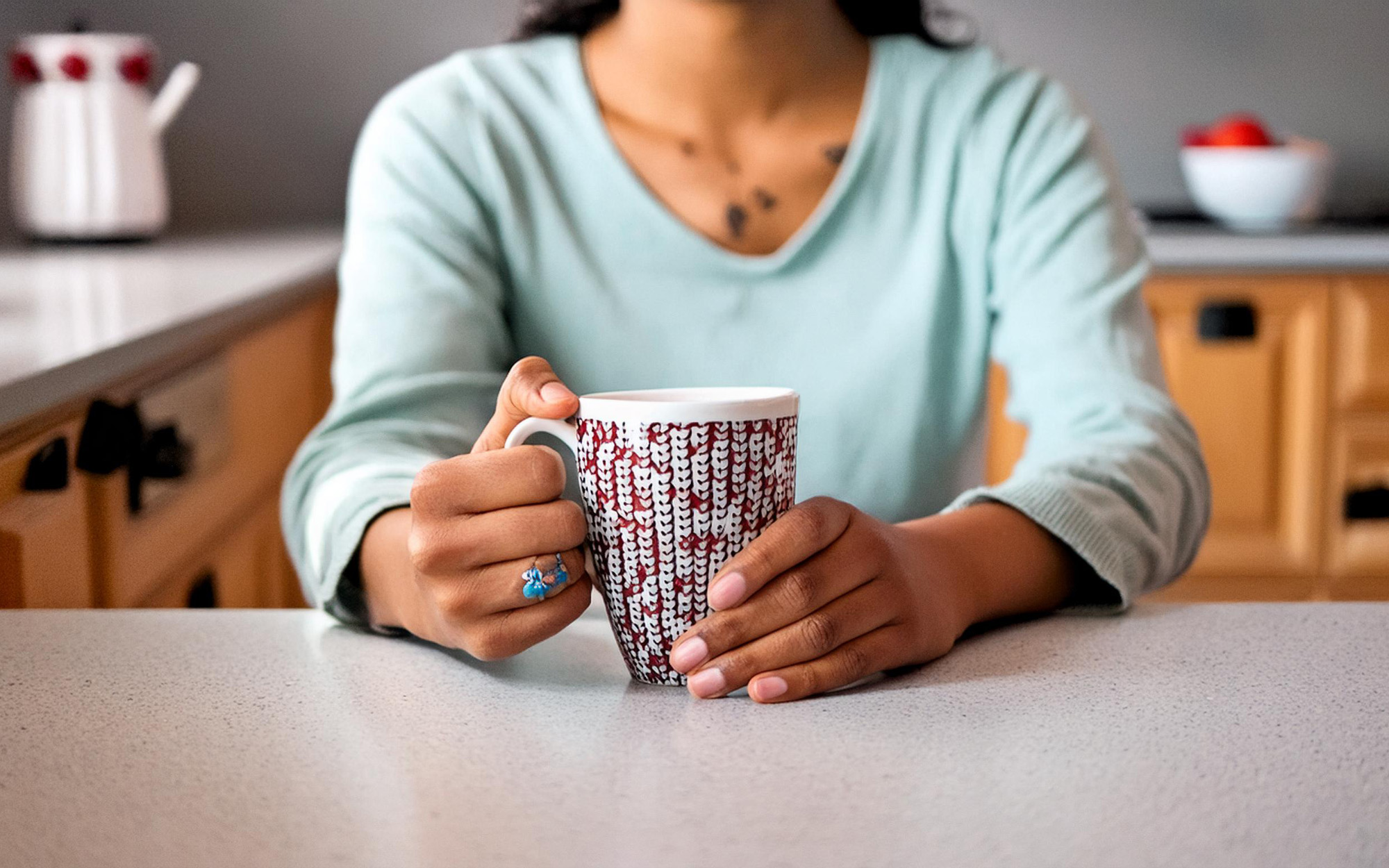 frau am tisch mit tasse - Werbetassen & Fototassen mit Druck - Jetzt im Online-Shop bestellen...