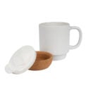 Weiße Keramiktasse mit abgenommenem Korksockel und Kunststoffdeckel nebeneinander – praktische keramiktasse mit korksockel für Büro und unterwegs.