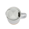Blick von oben auf eine Keramiktasse mit Korksockel und eingesetztem Trinkdeckel – sichere keramiktasse mit korksockel gegen Verschütten.