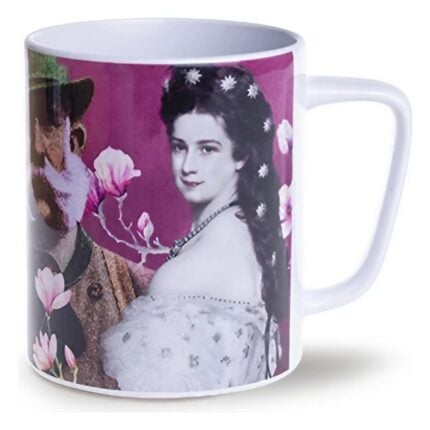 Nahaufnahme eines weißen Bechers mit farbigem Pop-Art-Portrait und Blütenmotiv, das die brillante Druckqualität eines personalisierten Kaffeebecher mit Logodruck zeigt