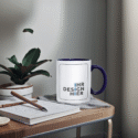 Weißer Becher mit dunkelblauem Innenraum und Platzhalter „Ihr Design hier“ steht auf einem Schreibtisch neben Notizbuch und Pflanze – inspirierendes Szenario für Tassen bedrucken Logo im Office