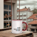 Weißer Becher mit dunkelrotem Henkel zeigt einen brillanten, farbintensiven Porträt-Fotodruck – demonstriert die hohe Qualität von werbetassen mit druck günstig