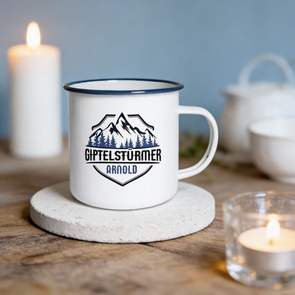 Emaillebecher 480 ml blauer Rand Emaillebecher 480 ml mit blauem Rand und Logo-Druck auf Untersetzer, Kerzen im Hintergrund