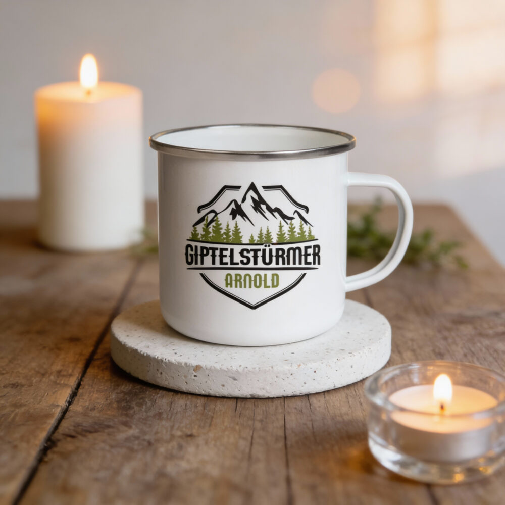 Emaillebecher 480 ml silberner Rand Emaillebecher 480 ml mit silbernem Rand und Logo-Druck auf Untersetzer, Kerzen im Hintergrund