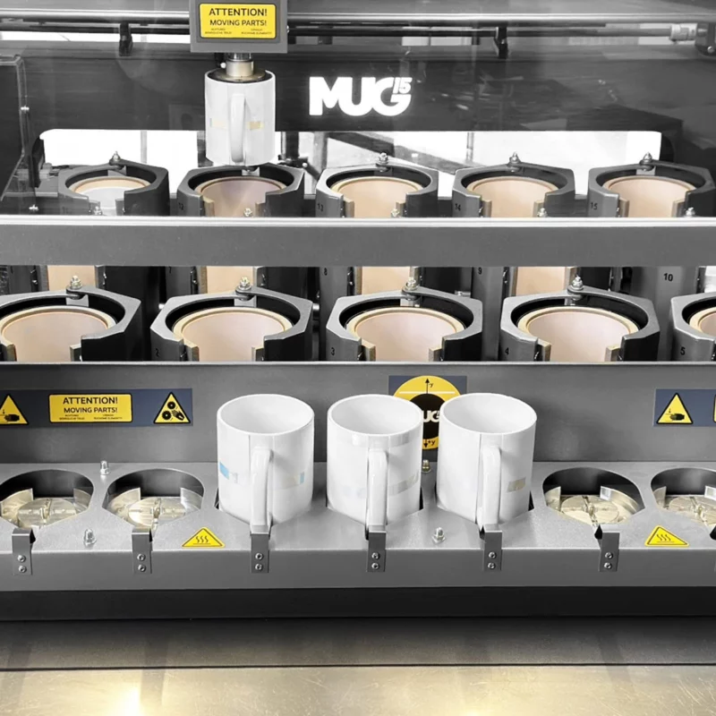 Tassenroboter MUG 15 mit Tassen im Kaffeebecher24-Produktionsablauf